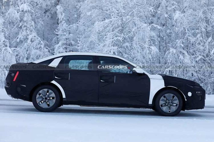 Đây là kết quả ấn tượng và Hyundai hiện đang phát triển Elantra thế hệ mới, dự kiến ra mắt vào năm sau. Mẫu sedan thế hệ thứ 8 vừa bị bắt gặp khi đang chạy thử trong điều kiện thời tiết lạnh, cùng nhiều nguyên mẫu khác, và cho thấy sự thay đổi rất lớn so với Hyundai Elantra hiện hành.