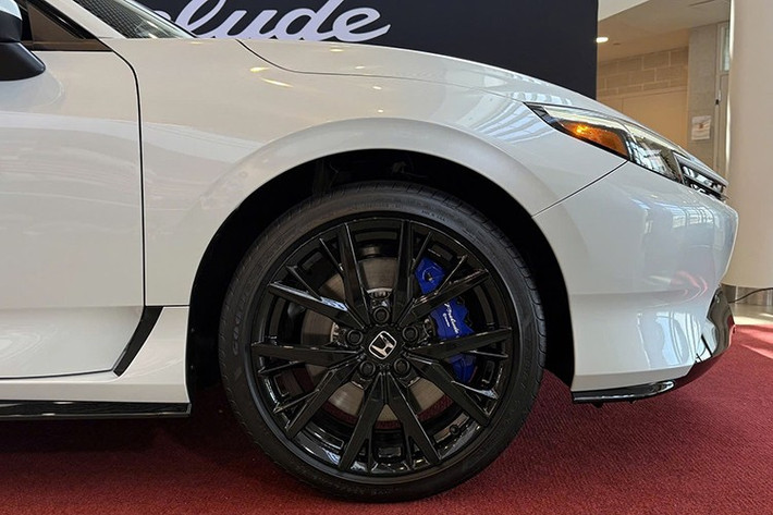 Điều khiến Honda ngạc nhiên nhất không nằm ở số lượng đơn hàng, mà ở độ tuổi của người mua. Thay vì thu hút giới trẻ, Prelude mới lại đang chinh phục thế hệ Gen X và Baby Boomer – những khách hàng ở độ tuổi 50–60 va 70, vốn từng gắn bó hoặc có kỷ niệm với các thế hệ Prelude trong quá khứ.