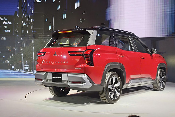 Đặc biệt, đây là mẫu xe đầu tiên tại Việt Nam được trang bị hệ thống kết nối thông minh MITSUBISHI CONNECT, cho phép người dùng điều khiển điều hòa từ xa, nhận cảnh báo tình trạng xe và định vị xe qua điện thoại.