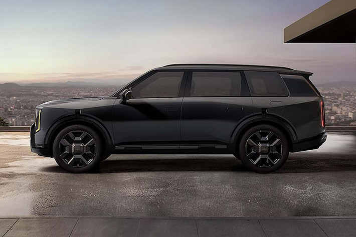 Bước sang thế hệ mới, xe gây ấn tượng với thiết kế cứng cáp hơn và động cơ tăng áp 4 xi-lanh thay cho máy V6 cũ. Tuy nhiên, AutoYa đã mang đến một góc nhìn mới lạ cho Telluride 2027 với bản dựng Black Edition với những chi tiết tương phản màu đen mờ tạo cảm giác mạnh mẽ, bí ẩn.