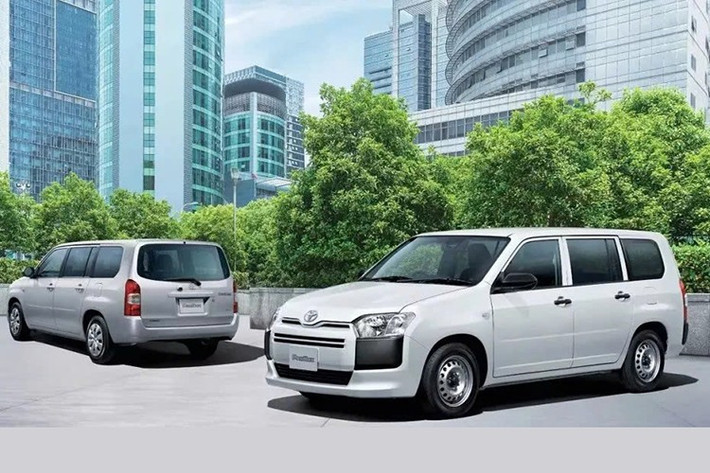 Giá bán của Toyota Probox 2026 dao động từ 1.918.400-2.261.600 Yên (khoảng 345-407 triệu đồng). Mức giá này đắt hơn khoảng 210.000 Yên (38 triệu đồng) so với trước, nhưng Probox vẫn là một trong những mẫu xe wagon rẻ nhất dành cho cả khách hàng cá nhân lẫn doanh nghiệp tại thị trường Nhật Bản. Với việc Nissan đã ngừng sản xuất mẫu xe AD trong tháng này, Toyota Probox chỉ còn một đối thủ trực tiếp là Mazda Familia Van.