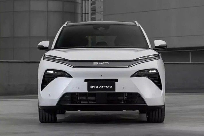 Tính năng lái thông minh nâng cấp hỗ trợ tự lái từ bãi đỗ đến bãi đỗ, cho phép xe tự rời vị trí đậu, né chướng ngại vật và đỗ vào điểm đến mà không cần người lái ngồi sau vô lăng. Tại thị trường Trung Quốc, BYD Sealion 8 2026 có cả phiên bản thuần điện (EV) và hybrid cắm sạc (PHEV). Trong đó, phiên bản PHEV DM-p dùng hệ truyền động kết hợp máy xăng tăng áp 1.5L mạnh 156 mã lực với pin 35,624 kWh và một hoặc hai mô-tơ điện.