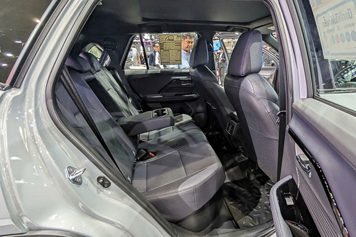 Nội thất xe vẫn giữ cấu hình tương đồng các phiên bản hybrid hiện có, bao gồm hệ thống hỗ trợ người lái cơ bản và các tiện nghi phục vụ nhu cầu di chuyển hàng ngày. Toyota thường không cắt giảm trang bị trên các bản đặc biệt, nên Nightshade chủ yếu khác biệt ở phần thẩm mỹ.