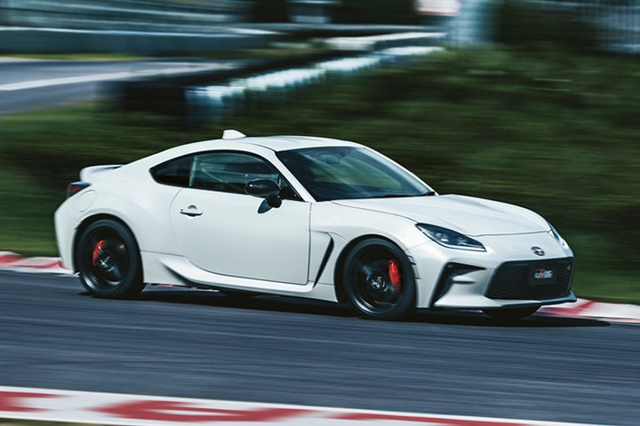 Đặc biệt, khách hàng còn có cơ hội trực tiếp cầm lái trên đường đua thông qua chương trình GR Track Experience và tham gia lớp học kỹ năng lái xe thể thao GR Master Class cùng các tay đua chuyên nghiệp đến từ đội đua Toyota Gazoo Racing Thailand.