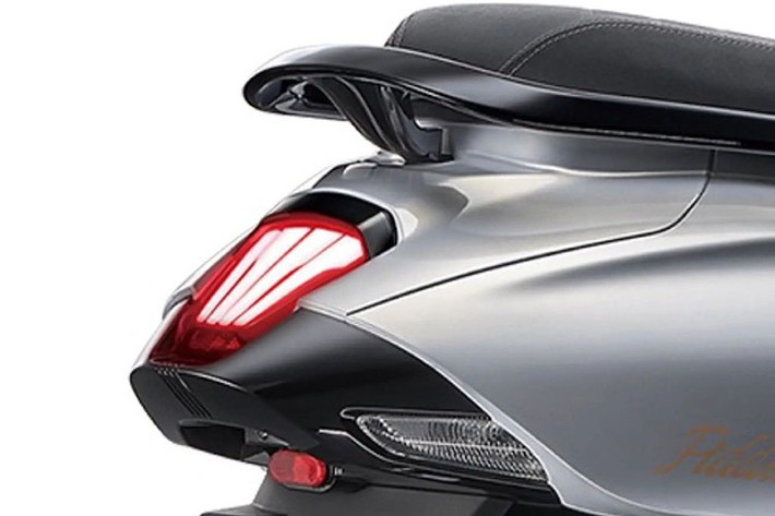 Khung ống thép với phuộc ống lồng và hệ thống treo sau 2 giảm xóc vẫn giữ nguyên như thế hệ trước. Hệ thống phanh đĩa đơn được trang bị cho cả 2 bánh với đường kính mâm 12 inch, với lốp trước 110/70 và lốp sau 120/70.