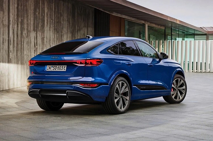 Hiện vẫn chưa rõ Audi Q6 e-tron ở Việt Nam sẽ dùng động cơ nào. Trong khi đó, tại thị trường nước ngoài, xe có 2 loại mô-tơ điện khác nhau, cho công suất tối đa 382 mã lực và 422 mã lực. Mô-tơ điện của xe kết hợp với pin lithium-ion mới phát triển có dung lượng 100 kWh.