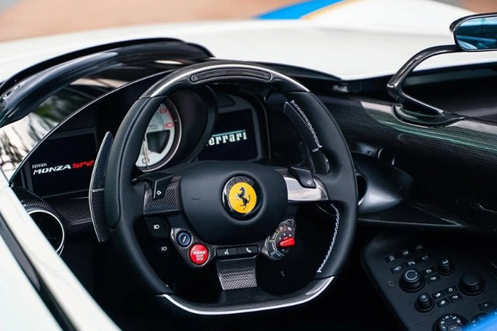 Bên trong khoang lái của xe nổi bật với bộ ghế thể thao bọc da Azzurro Santorini, đi kèm đường chỉ trắng Bianco và biểu tượng “ngựa chồm” thêu thủ công.