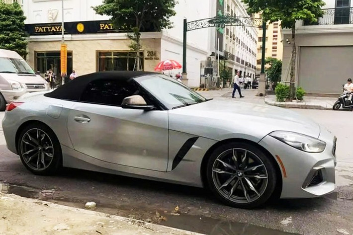 So với hàng chục chiếc BMW Z4 được nhập khẩu chính hãng về Việt Nam, thì xe này là M40i, tức sử dụng động cơ mạnh mẽ hơn, và có giá cao hơn khoảng 2 tỷ đồng so với bản sDrive30i lúc về nước vào năm 2020, đã gây chấn động trong giới chơi xe.