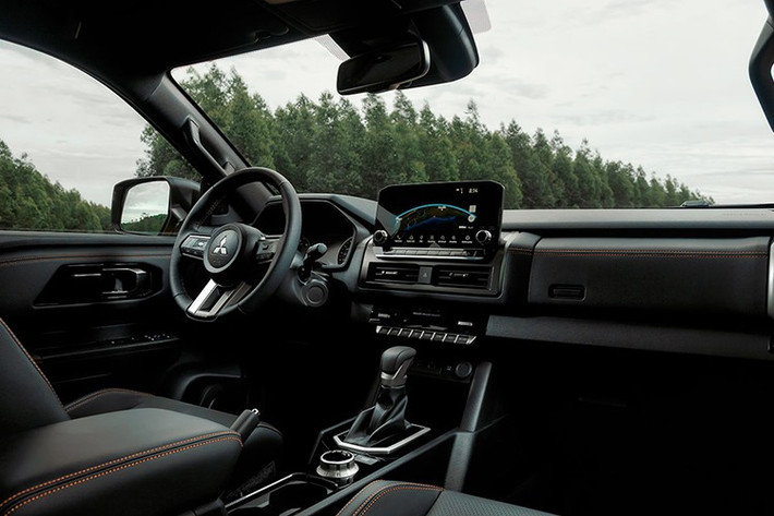 Khoang nội thất của Mitsubishi Triton Savana 2026 gần như được bê nguyên từ bản Katana cao cấp sang, trừ ghế bọc da khâu chỉ đỏ. Có thể kể đến một số trang bị đáng chú ý của xe như màn hình thông tin giải trí 9 inch...