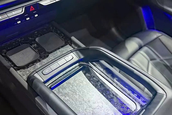 Tại thị trường Mỹ, Kia Telluride 2027 sẽ có cả phiên bản 7 chỗ và 8 chỗ. Ghế trước thư giãn tùy chọn được thiết kế rộng hơn với bệ đỡ bắp chân chỉnh điện. Ghế lái Ergo Motion đi kèm các túi khí cung cấp khả năng điều chỉnh linh hoạt và chức năng massage. Phía sau là 2 ghế thương gia tiêu chuẩn với đủ tính năng sưởi và thông gió.