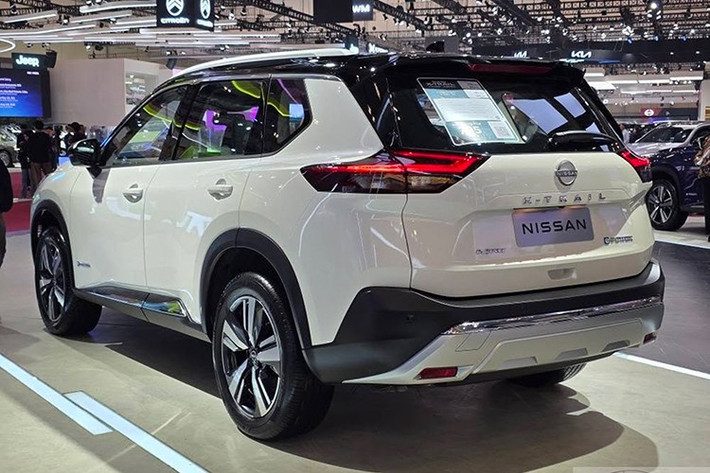 Phần đầu xe Nissan X-Trail e-POWER e-4ORCE 2026 nổi bật bởi cụm đèn chiếu sáng LED đa tầng, lưới tản nhiệt mở rộng và nắp ca-pô dập nổi. Mâm xe hợp kim cùng phần đuôi thiết kế gọn gàng, hiện đại hoàn thiện vẻ ngoài của một mẫu SUV vừa vặn cho đô thị nhưng vẫn đủ khả năng di chuyển linh hoạt trên nhiều địa hình khác nhau.