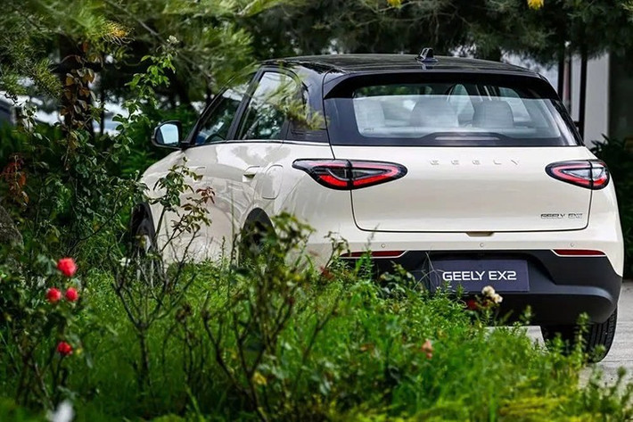 Trong khi đó, phiên bản cao cấp hơn dùng mô-tơ điện mạnh 114 mã lực và 150 Nm nằm trên cầu sau. Mô-tơ điện kết hợp với pin LFP 40,16 kWh, mang đến phạm vi di chuyển 325 km theo tiêu chuẩn WLTP. Xe hỗ trợ sạc chậm AC 6,6 kW và sạc nhanh DC 53 kW (pin 30,12 kWh) hoặc 70 kW (pin 40,16 kWh).