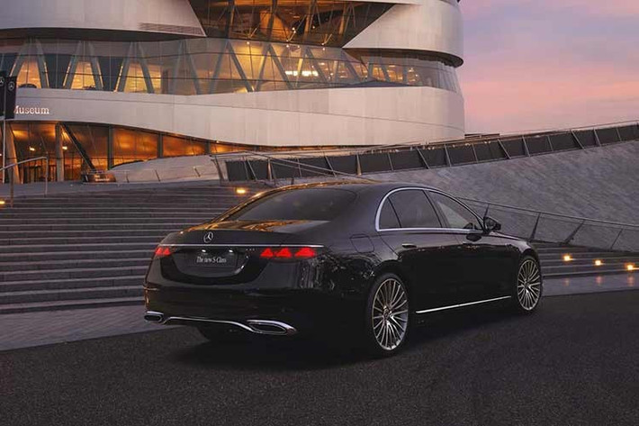 Quy mô nâng cấp này khiến S-Class 2026 tiệm cận một thế hệ hoàn toàn mới, đặc biệt ở mảng công nghệ và vận hành. Thay đổi dễ nhận ra nhất nằm ở phần đầu xe với lưới tản nhiệt mở rộng khoảng 20%, kết hợp đồ họa LED “ngôi sao ba cánh” mới ở cả đèn trước và sau.