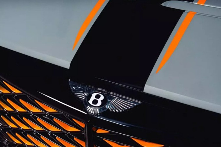 Bentley chế tác thân xe từ các tấm nhôm tạo hình thủ công, kết hợp những chi tiết titan in 3D tinh xảo. Lưới tản nhiệt hai tông màu nổi bật với hiệu ứng chuyển sắc tinh tế, từ Titanium tối ở trung tâm lan dần ra viền đen bóng, tạo chiều sâu và cảm giác uy lực cho phần đầu xe.