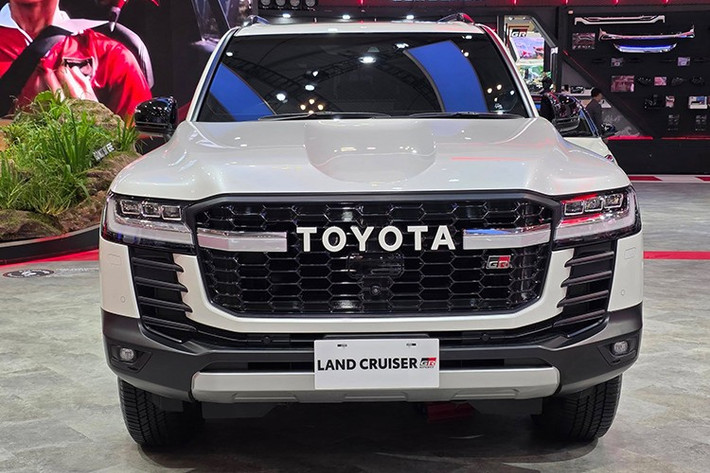 Tại thị trường Indonesia, Land Cruiser 300 được phân phối bởi Toyota Astra với hai phiên bản, đều nhập khẩu nguyên chiếc từ Nhật Bản: giá xe Land Cruiser 300 VX-R: 2.629.000.000 IDR (tương đương 4,16 tỷ đồng). Land Cruiser 300 GR Sport: 2.704.000.000 IDR (tương đương 4,3 tỷ đồng).