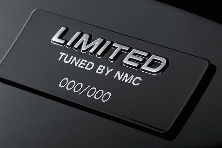 Ngoài ra, Nissan cũng cập nhật nhẹ cho dòng Skyline với màu sơn ngoại thất mới Wangan Blue và nâng cấp hệ thống phanh khẩn cấp tự động nhằm đáp ứng các tiêu chuẩn an toàn mới tại Nhật Bản.