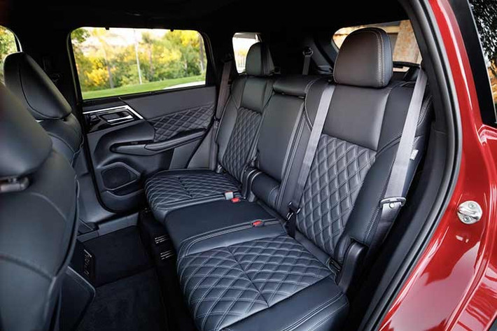 Bên trong, hệ thống truyền động bao gồm hai động cơ điện và một động cơ xăng 4 xi-lanh thẳng hàng hút khí tự nhiên 2.4 lít do Mitsubishi phát triển và sản xuất.