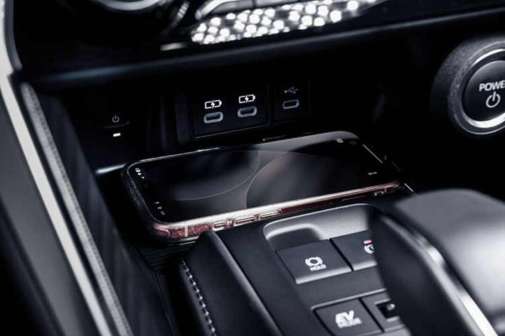 Về an toàn, Toyota Harrier 2.5 HEV 2026 được trang bị gói Toyota Safety Sense với các tính năng như cảnh báo tiền va chạm, cảnh báo lệch làn, hỗ trợ giữ làn, ga tự động thích ứng toàn dải tốc độ, đèn pha thích ứng và nhận diện biển báo giao thông.