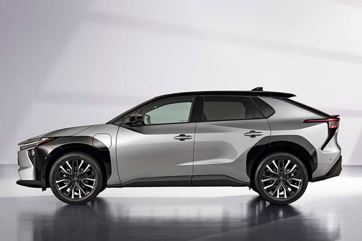 Về ngoại hình, Toyota bZ4X 2025 được phát triển trên nền tảng e-TNGA dành riêng cho ôtô điện. Xe có kích thước dài x rộng x cao lần lượt là 4.690 x 1.860 x 1.650 mm, trục cơ sở 2.850 mm.