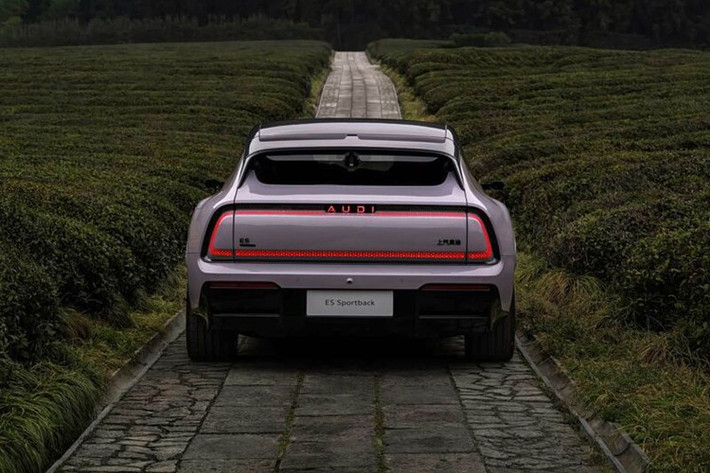 Xư có dải đèn LED hình tròn và hệ thống 27 cảm biến gồm lidar Hesai, radar sóng mm, radar siêu âm và camera. Tất cả dữ liệu được xử lý bởi hệ thống hỗ trợ lái Momenta ADAS, vận hành trên chip Nvidia Orin X, hứa hẹn mang lại khả năng tự động hóa và an toàn cao.