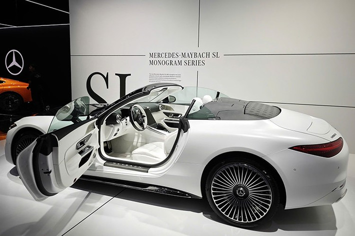 Phần đầu xe nổi bật với lưới tản nhiệt dọc đặc trưng của Maybach, được phủ lớp chrome cao cấp. Hốc gió trước và cản dưới cũng được trang trí bằng họa tiết logo Monogram tạo hiệu ứng ánh sáng khi quan sát ở các góc khác nhau.