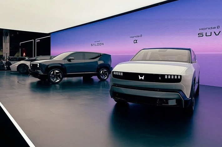 Phiên bản sản xuất của Honda 0 α dự kiến ​​ra mắt toàn cầu vào năm 2027, với các thị trường đầu tiên bao gồm Nhật Bản và Ấn Độ. Bằng cách mở rộng dòng sản phẩm 0 Series với mẫu xe mới này, Honda mong muốn đưa xe điện thế hệ tiếp theo đến gần hơn với đông đảo người dùng.Thông qua Honda 0 α, công ty muốn kết hợp thiết kế, công nghệ và tính thực tiễn theo một hình thức phản ánh tầm nhìn của mình về tương lai của phương tiện di chuyển bền vững.