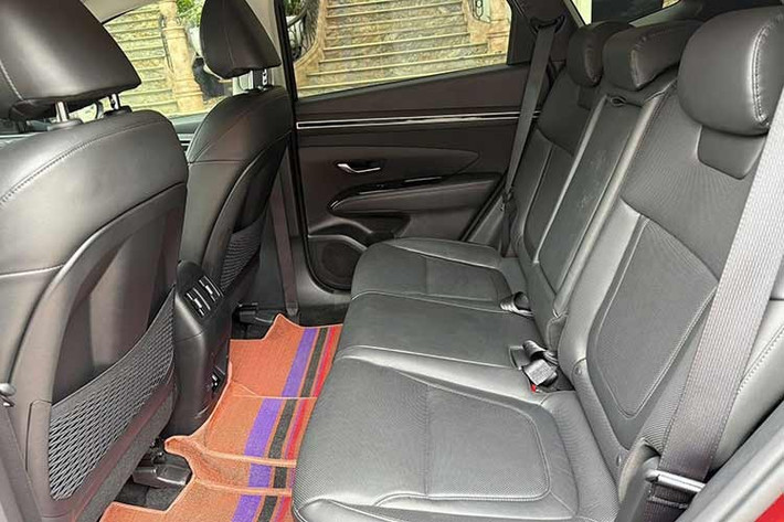 Không gian nội thất của Tucson 2023 cũng được đánh giá cao về sự rộng rãi. Với chiều dài cơ sở 2.755mm, hàng ghế sau thoải mái cho cả những hành khách cao lớn. Xe còn trang bị nhiều tiện ích như cửa sổ trời toàn cảnh, cửa gió riêng cho hàng ghế sau và cổng sạc USB.