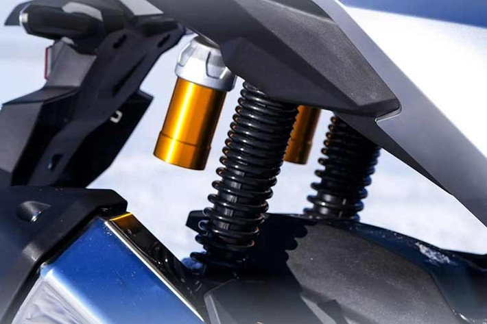 Về an toàn, Kymco Dink G150 2026 cũng không kém phần hiện đại với nhiều trang bị và tính năng tiên tiến, Xe sở hữu hệ thống treo trước kiểu ống lồng và giảm xóc khí nén phía sau giúp triệt tiêu hiệu quả các rung động trên đường không trải nhựa.