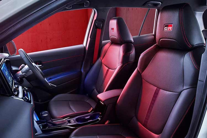 Toyota Corolla Cross HEV GR Sport 2026 vẫn sử dụng động cơ 1.8L 2ZR-FXE (chu trình Atkinson), sản sinh 98 mã lực và 142 Nm, kết hợp mô-tơ điện 72 mã lực và 163 Nm. Tổng công suất hệ thống đạt 122 mã lực, truyền động cầu trước thông qua hộp số E-CVT chuyên dụng cho hybrid.