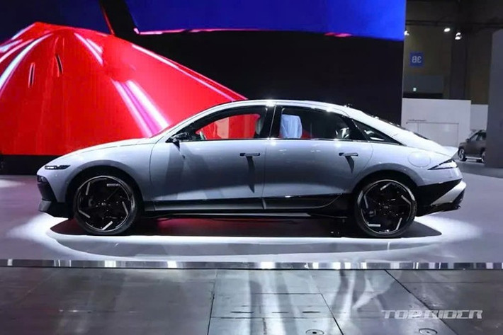 Ở phiên bản mới, các loại mô-tơ điện của Hyundai Ioniq 6 vẫn được giữ nguyên. Theo đó, bản tiêu chuẩn dẫn động cầu sau RWD dùng mô-tơ điện có công suất tối đa 151 và mô-men xoắn cực đại 350 Nm.