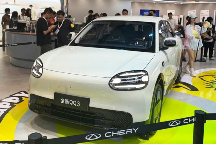 Vào đầu tháng 4/2025 vừa qua, Chery đã hồi sinh dòng ô tô giá rẻ này bằng việc giới thiệu mẫu xe concept QQ hoàn toàn mới tại Triển lãm Ô tô Thượng Hải. Sau gần nửa năm, phiên bản thương mại của Chery QQ thế hệ mới đã trình làng và được gọi bằng cái tên QQ3.