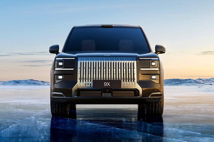 Theo đó, Zeekr 9X 2025 sẽ trình làng vào ngày 9/7 tới đây tại Trung Quốc. Mẫu xe plug-in hybrid cỡ lớn này hứa hẹn sẽ mở bán trong quý III/2025, trở thành đối thủ đáng gờm trong phân khúc SUV hạng sang công nghệ cao.