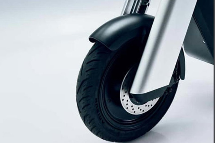 Olto sử dụng pin 48V 25Ah (1,2 kWh), cho phạm vi di chuyển khoảng 64 km. Pin có thể tháo rời, sạc nhanh đạt 50% trong 1 giờ hoặc đầy trong 3 giờ. Người dùng cũng có thể mang theo pin dự phòng (nặng 9 kg) để thay thế nhanh khi cần.