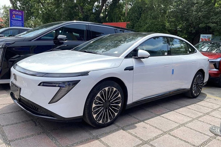 Nissan N7 là mẫu xe điện do liên doanh Nissan-Dongfeng hợp tác phát triển, dựa trên nền tảng của mẫu Dongfeng 007. Tại thị trường Trung Quốc, mẫu sedan này có giá khởi điểm từ 119.900 – 149.000 NDT (tương đương 435 – 544 triệu đồng).