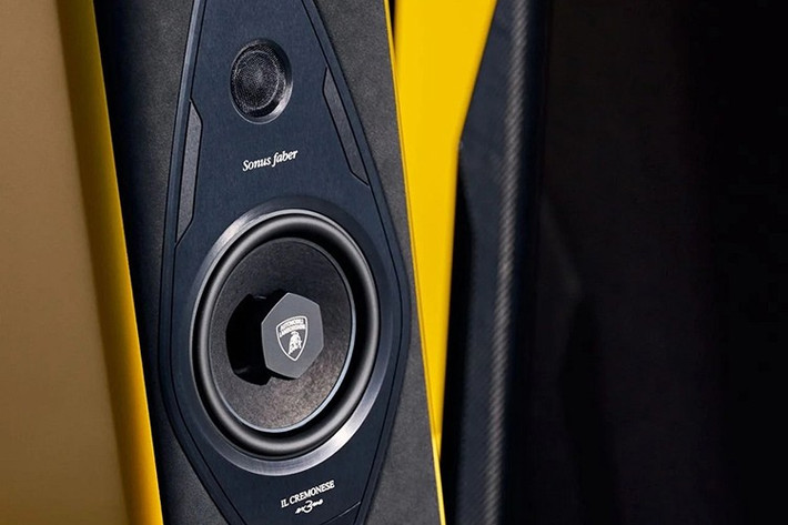 Thương hiệu Ý này đã có mặt trên thị trường từ những năm 1980, và đây là cái tên thường được giới thượng lưu ưa chuộng. Họ sản xuất loa, tai nghe và các loại thiết bị âm thanh thủ công khác cho giới nhà giàu, không tiếc tiền lắp ráp và không ngại ngần bán chúng với giá của những chiếc siêu xe.