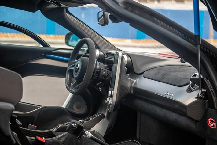 Đa phần chiếc siêu xe hypercar McLaren Senna độc nhất Việt Nam này chủ yếu nằm trong garage xe, hoặc trên xe cứu hộ để vận chuyển từ garage ở Tp.HCM đi về Tây Nguyên, hay ra Hà Nội để gia hạn biển số.