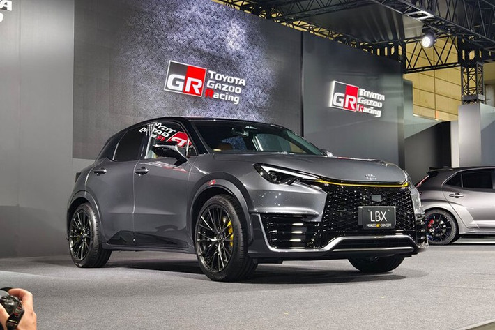 Mẫu xe SUV Lexus LBX Morizo RR Original Edition sở hữu ngoại thất màu xám ánh kim Sonic Chrome độc quyền, kết hợp cùng các chi tiết màu vàng sáng ở cản trước và cùm phanh. Thiết kế này lấy cảm hứng trực tiếp từ chiếc LBX concept từng được hãng xe Nhật trưng bày vào năm ngoái.