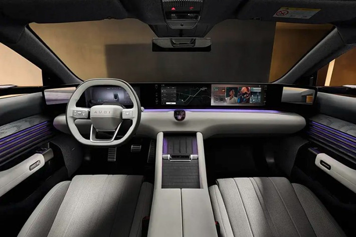 Khoang nội thất nổi bật với màn hình tích hợp cỡ lớn 59 inch, chạy hệ điều hành Audi OS cùng chip Qualcomm Snapdragon 8295. Xe được trang bị trợ lý ảo Audi Assistant phát triển trên nền tảng trí tuệ nhân tạo, hỗ trợ điều khiển giọng nói đa vùng, cùng các tính năng kết nối Apple CarPlay và Huawei HiCar.