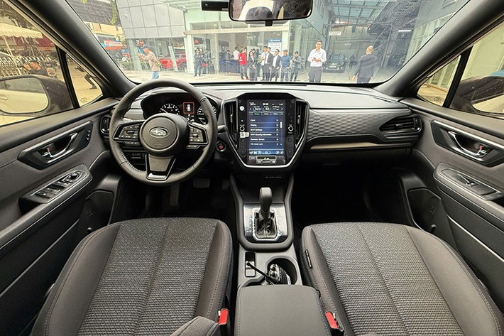 Khoang nội thất của Forester 2.5L 2026 là không gian thư giãn mang phong cách hiện đại, nơi thiết kế tối giản, tinh tế hoà quyện với sự tiện nghi rộng rãi hàng đầu phân khúc ở tất cả các vị trí ghế mang đến trải nghiệm sang trọng, thư giãn và đầy cảm hứng trên mọi hành trình