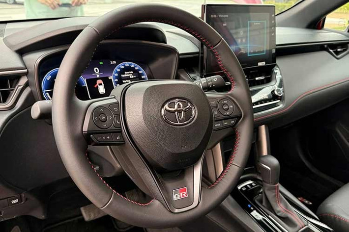 Khoang nội thất nhận một số nâng cấp nhỏ nhằm tăng tính nhận diện phiên bản thể thao. Tựa đầu ghế trước được thêu logo GR, kết hợp cùng dây đai an toàn màu đỏ, mang lại cảm giác thể thao rõ nét hơn.