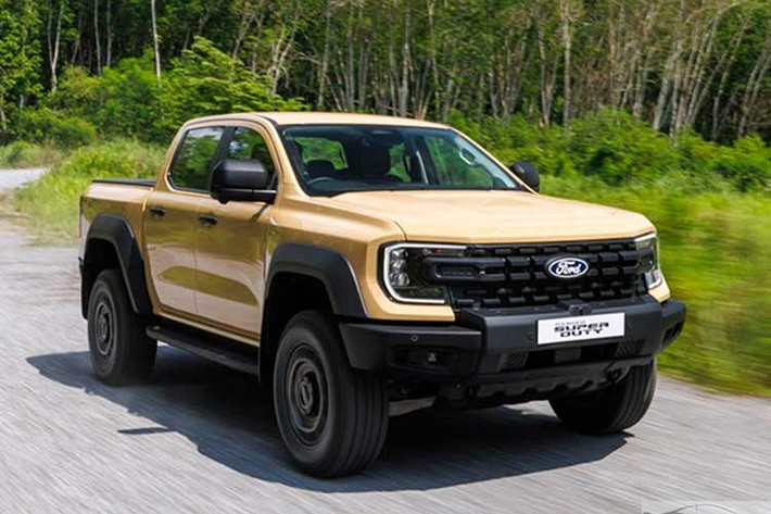 Tại thị trường Thái Lan, Ford Ranger Super Duty 2026 có hai cấu hình gồm bản chassis cabin đơn và bản Double Cab 4 cửa, trong đó bản Double Cab dự kiến có giá khoảng 1,6 triệu baht (khoảng 1,3 tỷ đồng). Xe được sản xuất tại nhà máy AutoAlliance Thailand (AAT), trung tâm sản xuất toàn cầu của Ranger và Everest.