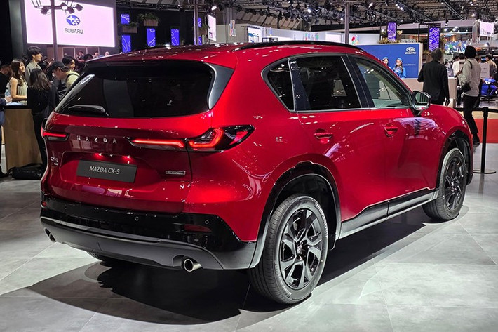 Theo thông tin từ nhà sản xuất, CX-5 2026 có kích thước tổng thể dài 4.690 mm, rộng 1.860 mm, cao 1.695 mm và chiều dài cơ sở đạt 2.850 mm. Kích thước này được gia tăng đáng kể so với đời trước.