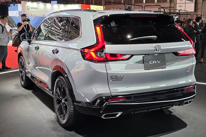 Về ngoại hình, Honda CR-V e:HEV RS Black Edition, các chi tiết ngoại thất như lưới tản nhiệt, hốc gió, cản trước - sau, gương chiếu hậu, tay nắm cửa, ray nóc và logo đều được sơn đen bóng hoặc đen mờ. Bộ mâm hợp kim 19 inch có thiết kế nan riêng, khác biệt hoàn toàn so với phiên bản đang bán tại Việt Nam.