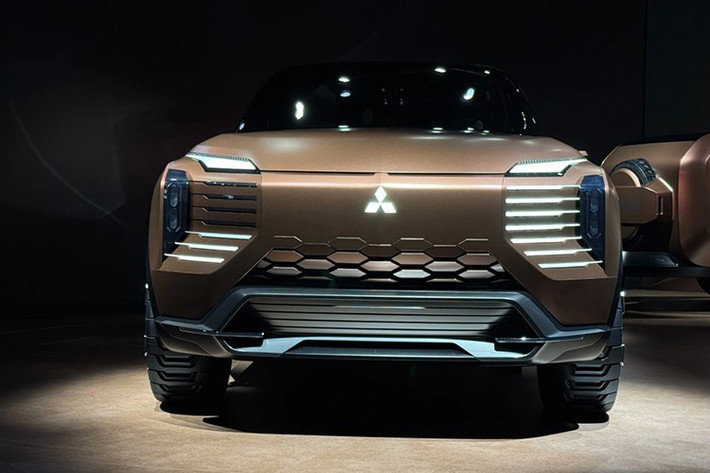 Ngoại hình cứng cáp, mạnh mẽ cùng các chi tiết tạo hình góc cạnh giúp Mitsubishi Elevance Concept điện dễ dàng thích ứng từ đô thị hiện đại đến địa hình phức tạp.