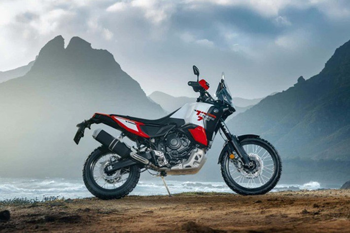 Tuy nhiên Yamaha đã cải tiến đáng kể mẫu xe địa hình Ténéré 700 World Raid của mình vào năm 2026, lắp đặt cảm biến chuyển động IMU 6 trục, thay đổi yên xe và treo toàn bộ bằng lò xo KYB hoàn toàn mới có thể điều chỉnh hoàn toàn.
