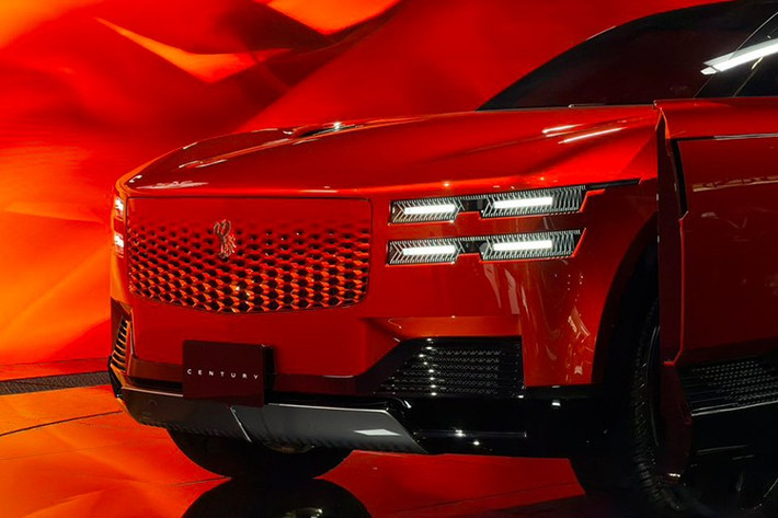 Ông Lance Scott, Giám đốc phát triển thiết kế khu vực châu Âu của Toyota, chia sẻ: “Century là thương hiệu mang giá trị biểu tượng tại Nhật. Khác với Rolls-Royce hay Bentley – nơi những người sáng lập đã không còn – Century vẫn giữ mối liên kết với gia đình Toyota. Việc tách Century ra giúp Lexus có thể tập trung vào phân khúc hạng sang phổ thông, trong khi Century vươn đến tầm siêu sang”.