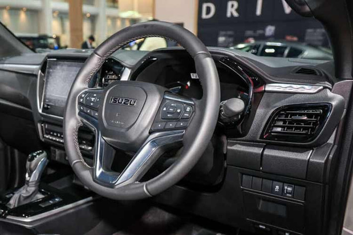 Bên trong Isuzu D-Max EV là không gian nội thất tương tự bản máy dầu. Xe sở hữu ghế bọc da, ghế lái chỉnh điện 8 hướng, ghế phụ lái chỉnh tay 6 hướng, hàng ghế sau gập 60:40 tích hợp bệ tì tay, vô lăng bọc da chỉnh 4 hướng, bảng đồng hồ analog với màn hình đa thông tin MID...