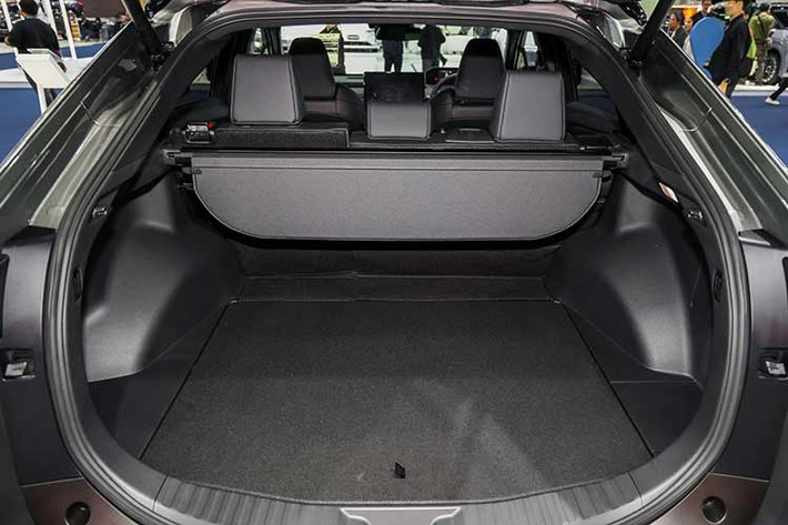 Cả hai phiên bản của bZ4X 2026 đều sử dụng bộ pin lithium-ion dung lượng 73,1 kWh. Theo công bố, phiên bản dẫn động cầu trước có thể đạt phạm vi hoạt động tối đa 525 km theo tiêu chuẩn WLTP, trong khi bản AWD đạt khoảng 481 km.