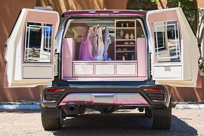 Tuy nhiên, điểm nhấn lớn nhất nằm ở phần đuôi của mẫu xe SUV hạng sang này. Khi mở cửa sau, khoang hành lý trở thành một phòng thay đồ thu nhỏ.