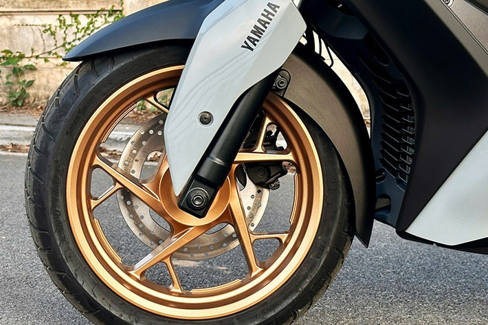 Yamaha XMAX 300 2025 sở hữu bộ lốp lớn với kích thước 15 inch phía trước và 14 inch phía sau đi cùng mâm hợp kim nhẹ giúp tăng độ ổn định khi ôm cua hoặc di chuyển ở tốc độ cao nhờ tích hợp hệ thống phanh ABS hai kênh, kiểm soát lực kéo TCS...